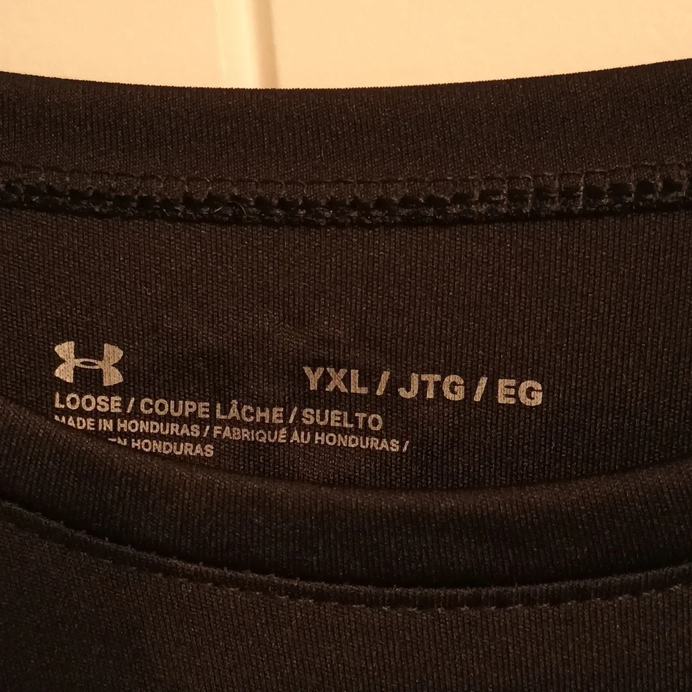 Girls Youth XL Under Armour Black Long Sleeve Shirt
